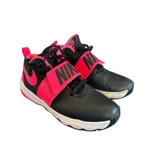 Nike KidsTeam Hustle Basketball Shoe  881941-002 Size 6Y